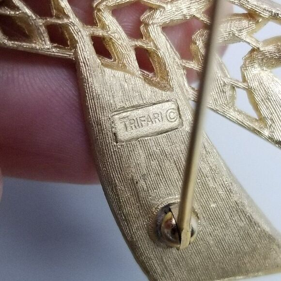 Vintage Crown Trifari Brush Gold Tone Ribbon Brooch, Signed Lapel Pin, Estate - Picture 5 of 8